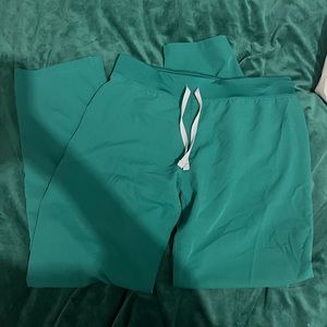 M fig hunter green scrub bottoms